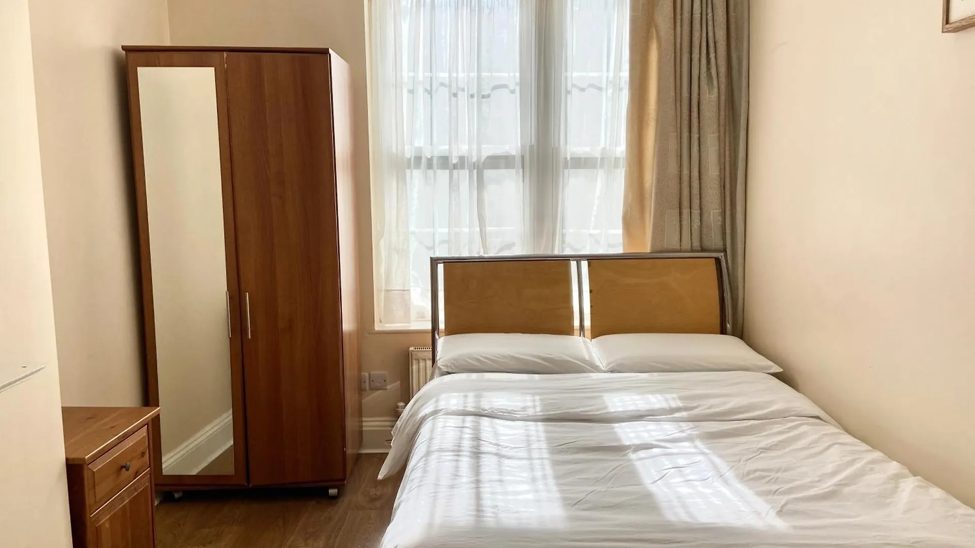 Separate Rooms By The Thames London United Kingdom